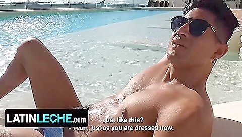 Busty latina in bikini gets off during outdoor posing